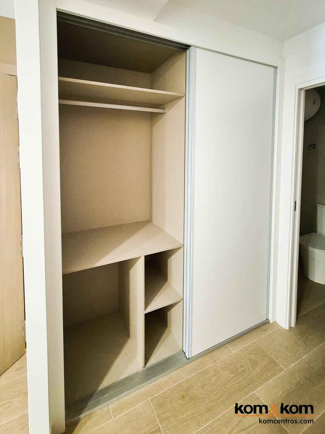 interior armario empotrado forrado en apartamento tur&iacute;stico